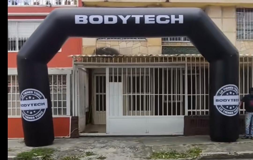 Arco inflable BodyTech negro en evento corporativo
